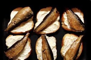 Бутерброды со шпротами в духовке - фото шаг 4