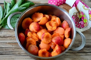 Варенье из абрикосов с листьями вишни - фото шаг 2