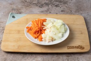 Жареные грибы с луком и морковью на сковороде - фото шаг 3