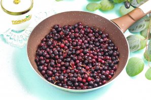 Варенье из смородины на сковороде - фото шаг 3