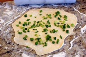 Лепешки на сковороде с зеленым луком - фото шаг 6
