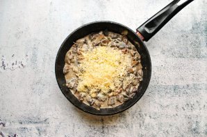 Грибы на сковороде со сметаной и сыром - фото шаг 4