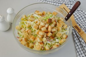 Салат с сухариками и капустой - фото шаг 7