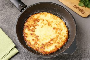 Картофельные лепёшки с сыром на сковороде - фото шаг 7