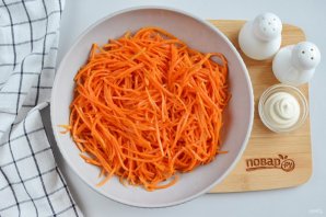Салат с корейской морковью и сухариками - фото шаг 2