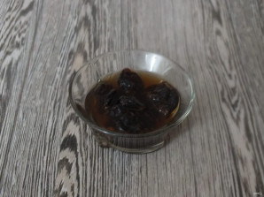 Салат "Гранатовый браслет" с черносливом и грецким орехом - фото шаг 2
