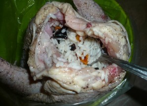Курица, фаршированная рисом и курагой - фото шаг 5