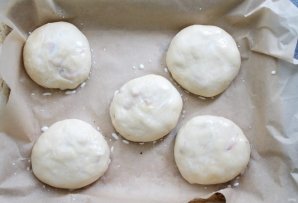 Пирожки с клубникой из дрожжевого теста в духовке - фото шаг 8