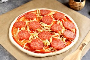 Пикантная пицца с Чоризо и тремя сырами - фото шаг 5