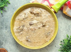 Говяжья печень, тушенная в сметане - фото шаг 8