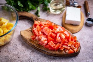 Салат с сыром, ананасом и помидорами - фото шаг 3