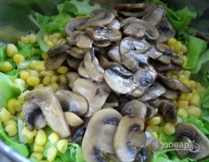Салат с сухариками и кукурузой - фото шаг 6