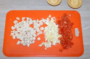 Салат с курицей в тарталетках - фото шаг 3
