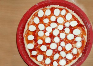 Пицца с колбасой, грибами, помидорами и сыром - фото шаг 3