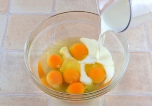 Омлет с молоком в духовке - фото шаг 2