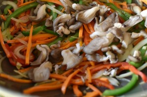 Стир-фрай из вешенок с морковью и овощами - фото шаг 8