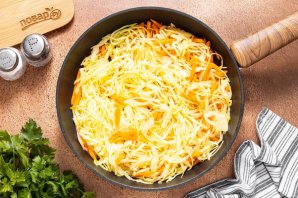 Капуста тушеная с луком - фото шаг 7