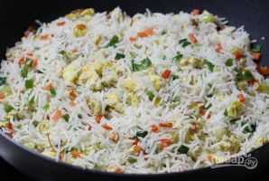 Рис с жареными овощами и яйцом - фото шаг 8