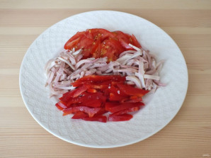 Салат с кальмарами, помидорами и перцем - фото шаг 5