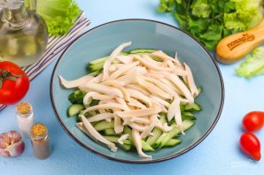 Салат с кальмаром, огурцом и яблоком - фото шаг 5