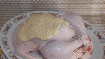 Курица, фаршированная яблоками, в духовке - фото шаг 7