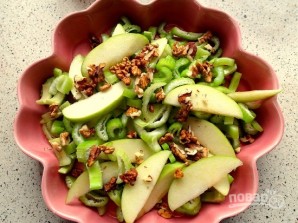 Рецепт салата из сельдерея и яблок - фото шаг 4