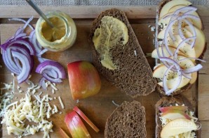 Сэндвич с сыром, яблоком и луком - фото шаг 1