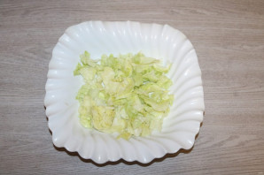 Крабовый салат с салатом айсберг - фото шаг 3