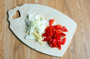 Салат из баклажанов с помидором и перцем - фото шаг 2