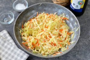 Салат с пикантной капустой и кукурузой - фото шаг 4