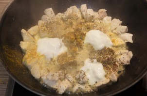 Курица с рисом в сковороде - фото шаг 3