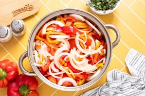 Салат из перца моркови и лука - фото шаг 3