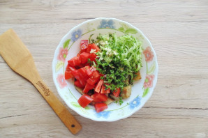 Салат с жареными баклажанами и свежими помидорами - фото шаг 7