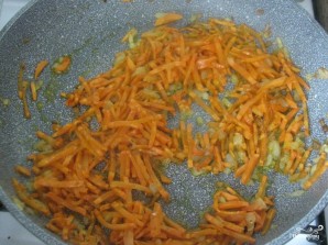 Кальмары, тушеные с луком и морковью - фото шаг 5