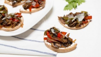 Бутерброды с грибами и перцем  - фото шаг 9
