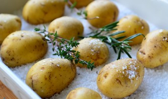 Картошка, запеченная в соли - фото шаг 3