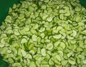 Салат из огурцов на зиму без стерилизации - фото шаг 6