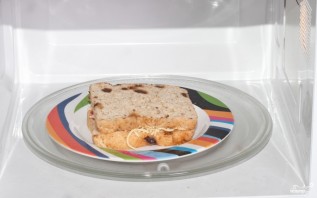 Бутерброд с сыром и колбасой в микроволновке - фото шаг 4