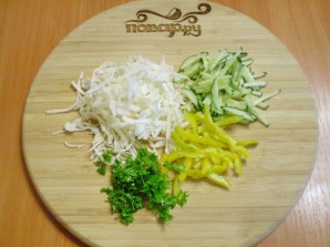 Сыроедческий салат из капусты - фото шаг 2