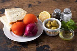 Турецкий салат из помидоров, оливок, лука и хлеба - фото шаг 1