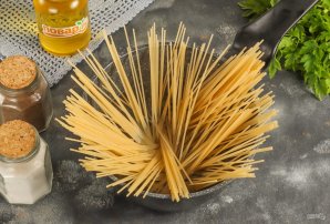 "Осьминожки" из сосисок и спагетти - фото шаг 2