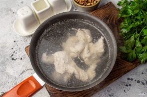 Салат с курицей, фасолью и грецкими орехами - фото шаг 2