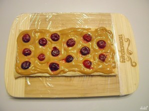 Торт из слоеного теста со сгущенкой - фото шаг 7