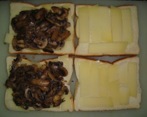 Тосты с сыром и грибами - фото шаг 4
