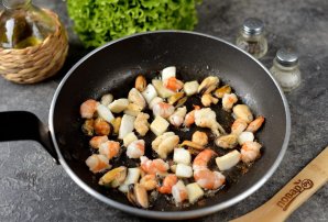 Салат "Венера" с черным рисом и морепродуктами - фото шаг 3