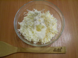 Салат из плавленного сыра с яйцом - фото шаг 2
