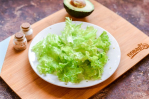 Салат с форелью и авокадо - фото шаг 5
