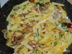 Жареный картофель с грибами в сливочном соусе - фото шаг 5