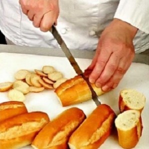 Бутерброды со шпротным паштетом - фото шаг 1