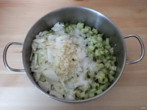 Салат из переросших огурцов на зиму - фото шаг 4